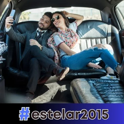 Homem e mulher tirando selfies em um carro, usando produtos da Estelar2015, expressando estilo e conexão espiritual.